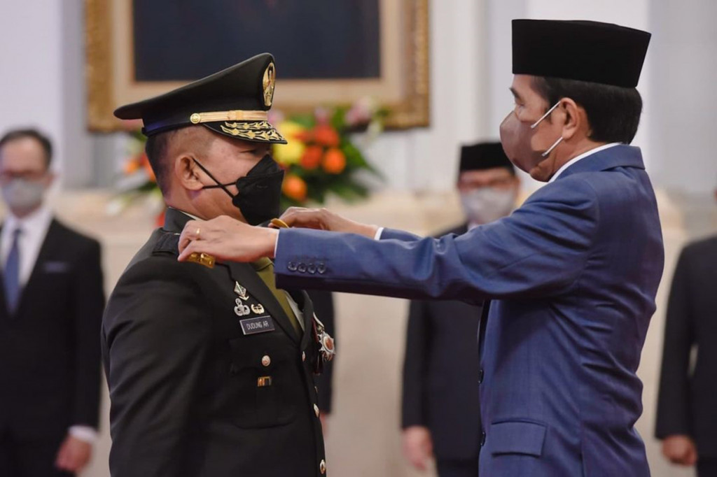 Presiden Joko Widodo melantik Letjen Dudung Abdurachman menjadi Kepala Staf Angkatan Darat (KSAD) di Istana Negara, Jakarta, Rabu, 17 November 2021.