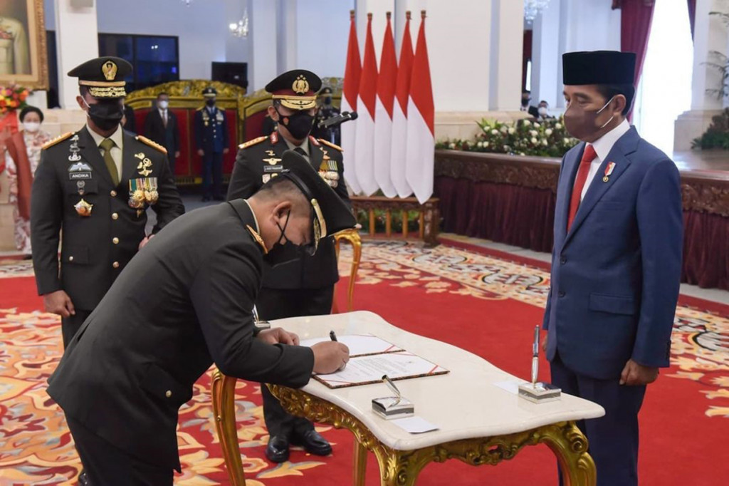 Pelantikan digelar di Istana Negara, Jakarta, Rabu, 17 November 2021, dengan protokol kesehatan ketat. Dudung dilantik sebagai KSAD menggantikan Jenderal Andika Perkasa yang didapuk menjadi Panglima TNI.