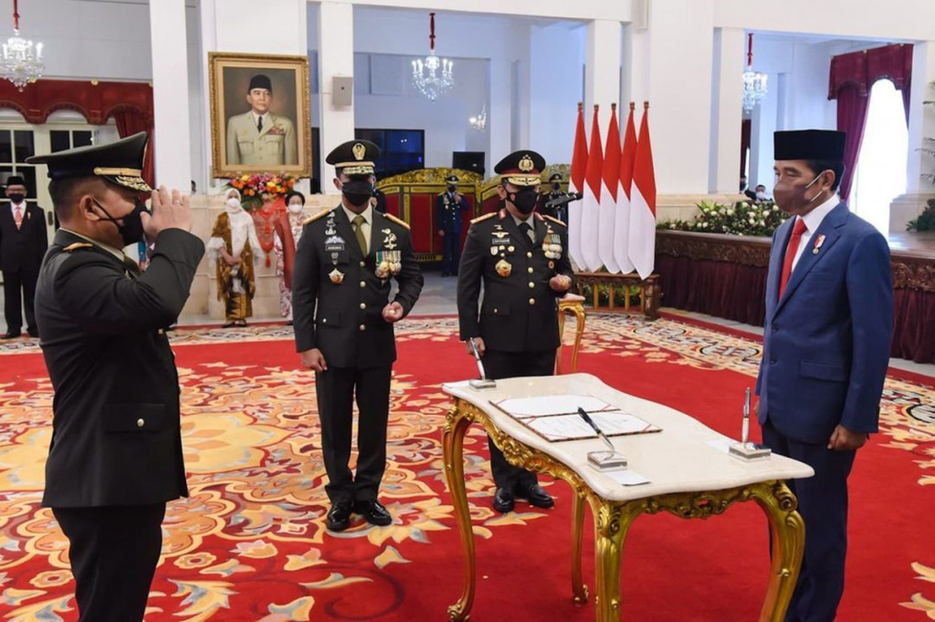 Presiden Joko Widodo resmi melantik Letjen Dudung Abdurachman menjadi Kepala Staf Angkatan Darat (KSAD).