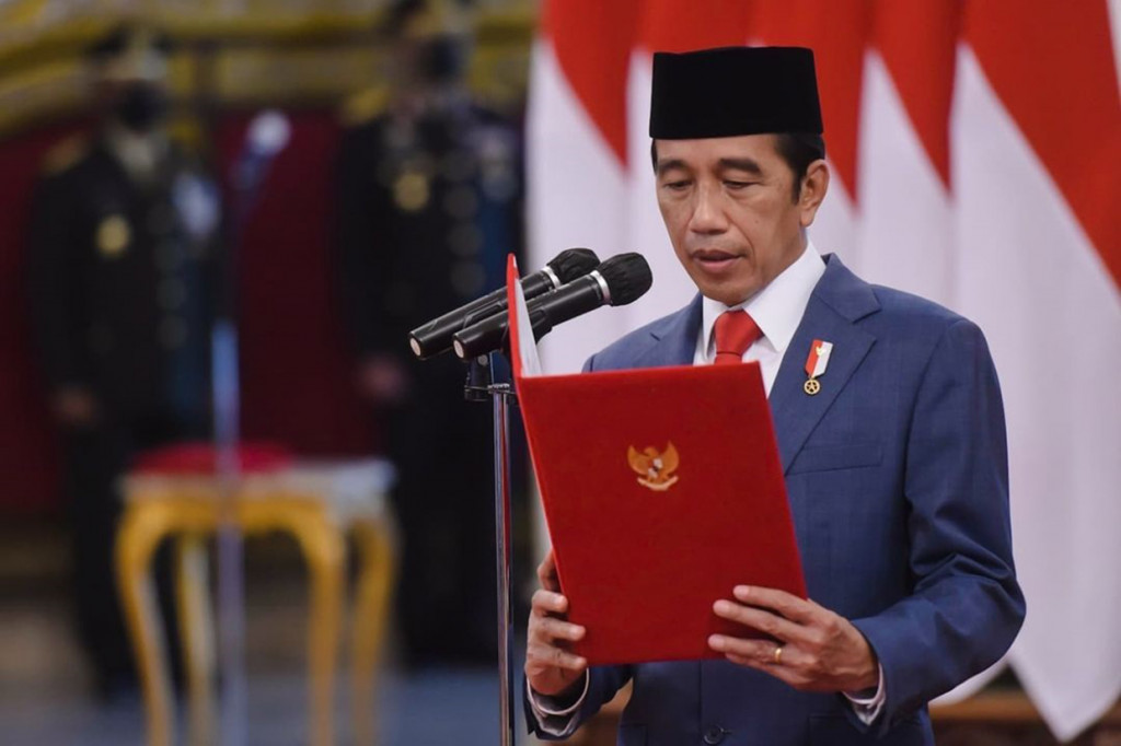 Pelantikan Dudung Abdurachman sebagai KSAD dilakukan berdasarkan Keputusan Presiden Republik Indonesia (Keppres) Nomor 107/TNI/2021 tentang Pemberhentian dan Pengangkatan Kepala Staf TNI Angkatan Darat, yang ditetapkan di Jakarta tanggal 17 November 2021.
