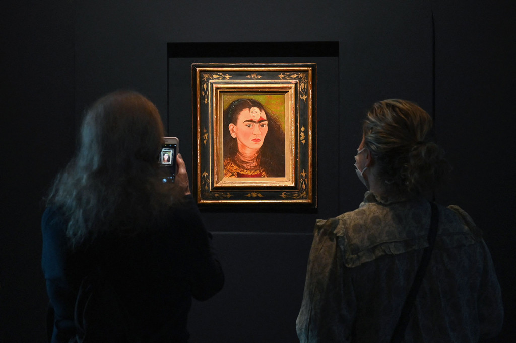 Pada penjualan yang sama, lukisan karya seniman Prancis Pierre Soulages juga memecahkan rekor untuk karyanya dengan mencapai USD20,2 juta atau 288 miliar.