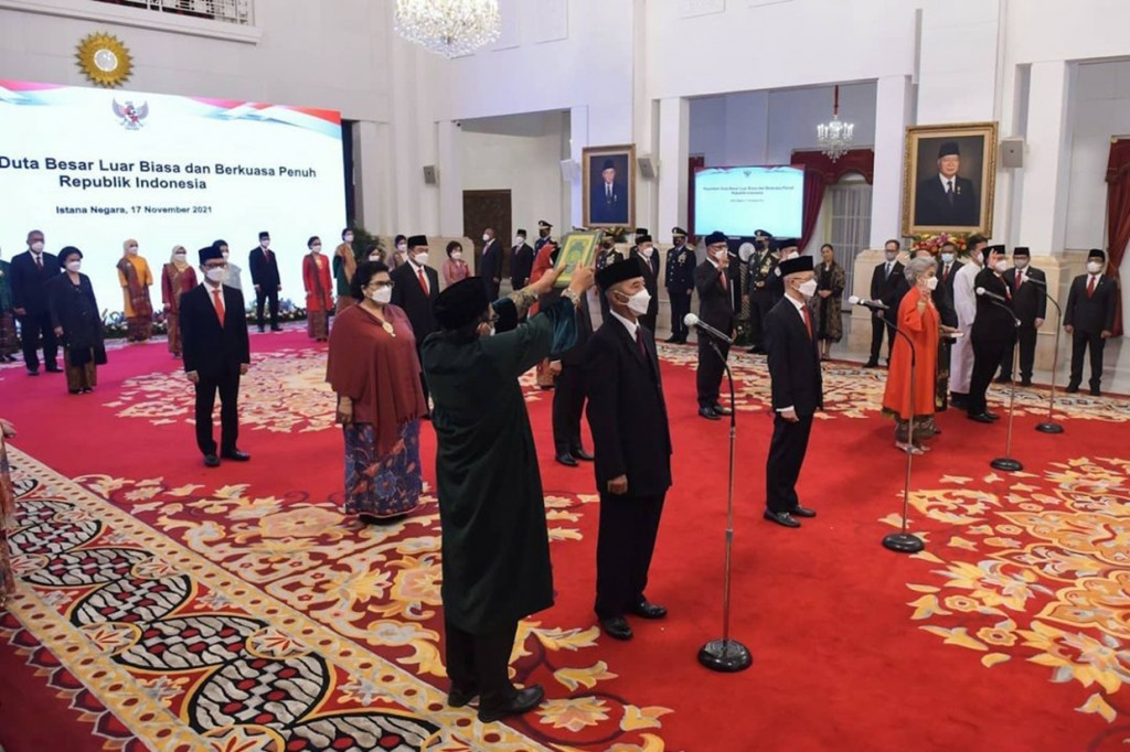 Keppres yang dibacakan oleh Deputi Bidang Administrasi Aparatur Kementerian Sekretariat Negara, Nanik Purwanti itu ditetapkan tanggal 16 November 2021 Usai pembacaan Keppres, Kepala Negara kemudian mengambil sumpah para Dubes LBBP yang dilantik.