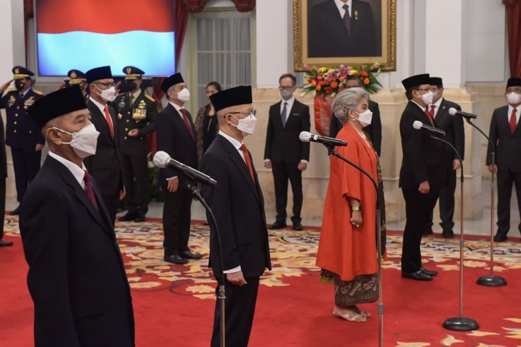 Presiden Joko Widodo melantik 12 Duta Besar Luar Biasa dan Berkuasa Penuh (Dubes LBBP) Republik Indonesia untuk negara sahabat, di Istana Negara, Jakarta, Rabu, 17 November 2021, siang.