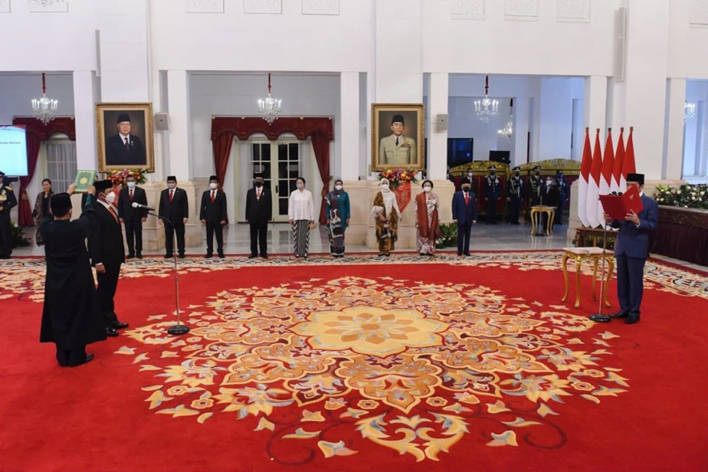 Presiden Joko Widodo resmi melantik Mayjen TNI Suharyanto sebagai Kepala Badan Nasional Penanggulangan Bencana (BNPB) di Istana Negara, Rabu, 17 November 2021.