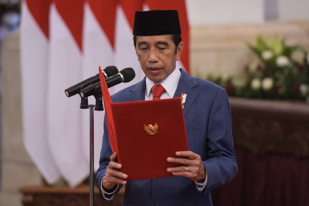 Usai pembacaan Keputusan Presiden tersebut, Jokowi memimpin pengucapan sumpah yang diikuti Suhariyanto.