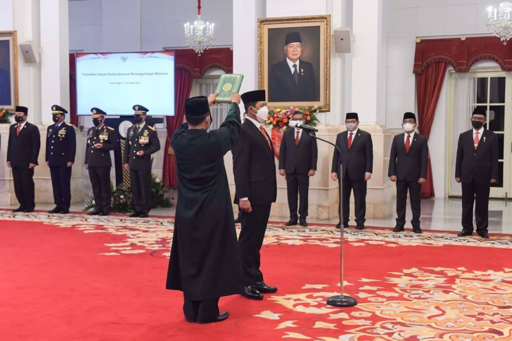 Pelantikan itu berdasarkan Surat Keputusan Presiden Nomor 140B Tahun 2021 tentang Pemberhentian dan Pengangkatan Kepala BNPB yang ditetapkan pada 16 November 2021. SK itu dibacakan Deputi Bidang Administrasi Aparatur Kementerian Sekretariat Negara, Nanik Purwanti.