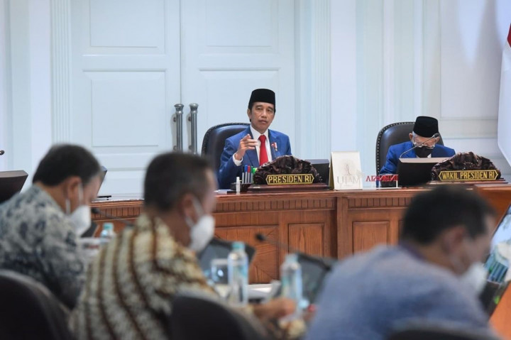“Sudah bulan November, sudah mau masuk ke Desember, jadi percepat realisasi APBN dan APBD. APBN artinya setiap kementerian dan lembaga harus konsentrasi mempercepat realisasi ini. Kemudian Mendagri lihat APBD–APBD yang masih serapan anggarannya masih kecil juga berikan perhatian. Tekankan kepada mereka bahwa APBD ini penting untuk pertumbuhan ekonomi kita,” ujar Presiden.