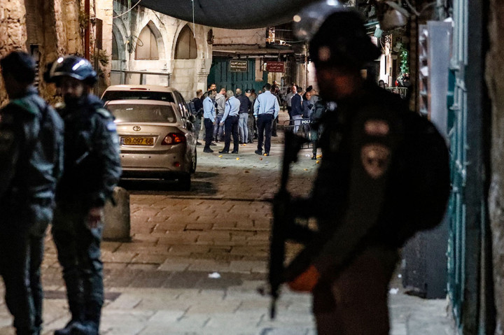 Bentrokan pecah pada malam hari antara warga Palestina dan polisi Israel di lingkungan Issawiya di mana penyerang muda itu berasal, kata seorang fotografer AFP.