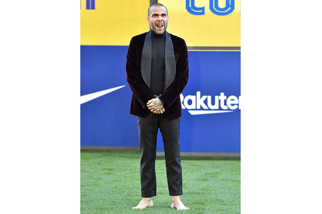  Penggawa timnas Brasil, Dani Alves, secara resmi diperkenalkan sebagai pemain Barcelona untuk kedua kalinya di Camp Nou, Rabu, 17 November 2021 waktu setempat. Uniknya, Dani Alves bertelanjang kaki alias nyeker saat diperkenalkan di depan sekitar 10 ribu penggemar.