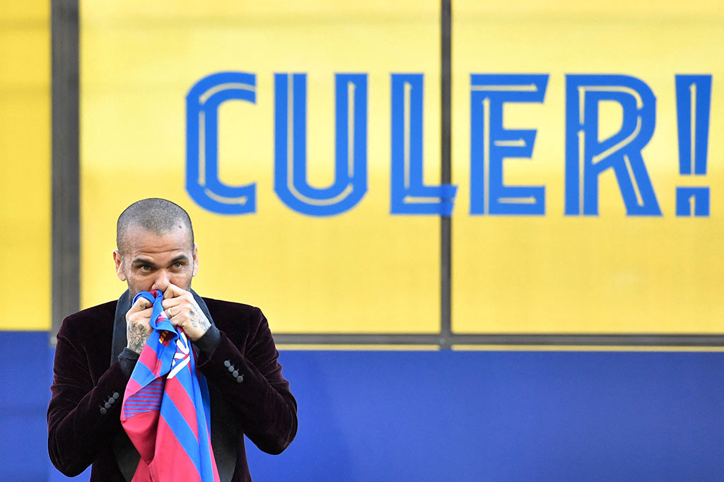 “Tapi saya di sini lagi, masih menjalani mimpi. Anda membuat saya merasa istimewa, seperti salah satu dari Anda. Ini adalah sesuatu yang tidak akan pernah berubah. Hidup Barca, panjang umur Catalunya, panjang umur para ibu yang melahirkan kalian semua.