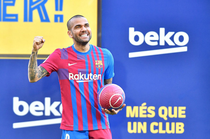 Alves bermain untuk Barca dari 2008-16, memenangkan enam gelar LaLiga, tiga mahkota Liga Champions dan tiga Piala Dunia Antarklub di antara penghargaan utama lainnya.