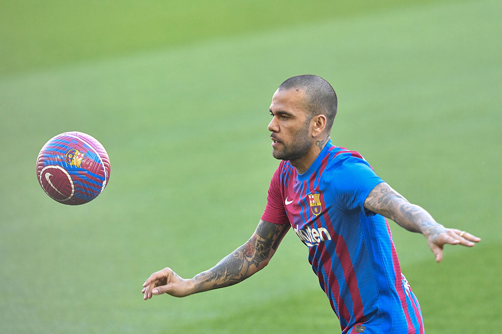 Alves akan mengenakan nomor punggung delapan dalam tugas keduanya, dan mengatakan dia ingin memberi penghormatan kepada pemain di dua klub hebat yang memiliki nomor yang sama.
