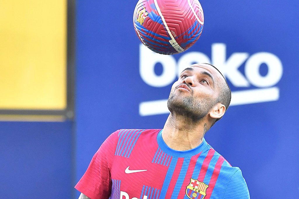 “Semua orang harus menghormati yang hebat ketika mereka masih hidup. Jadi saya akan memakai nomor delapan untuk menunjukkan penghargaan saya kepada Andres Iniesta dan Hristo Stoichkov,