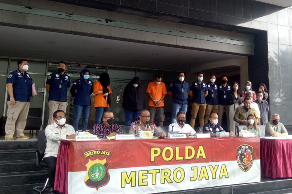 Kabid Humas Polda Metro Jaya Brigjen Yusri Yunus (ketiga kiri), Dirreskrimum Polda Metro Jaya Kombes Tubagus Ade Hidayat (tengah), dan aktris Nirina Zubir (kedua kanan) saat konferensi pers terkait kasus perampasan aset tanah milik ibunda Nirina, di Polda Metro Jaya, Jakarta Selatan, Kamis, 18 November 2021.