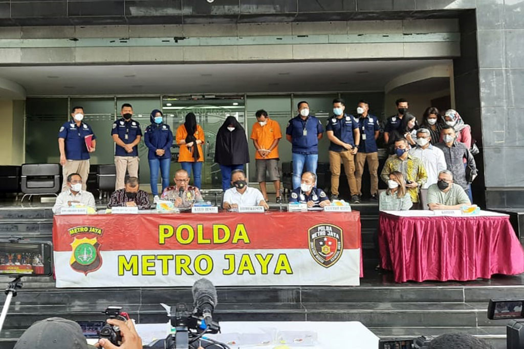 Polisi menghadirkan tiga tersangka dalam jumpa pers tersebut, yaitu RK, E, dan F. RK adalah asisten rumah tangga keluarga Nirina Zubir, sementara E adalah suami RK. Dan F adalah seorang notaris. Ketiga tersangka saat ini telah ditahan oleh polisi.