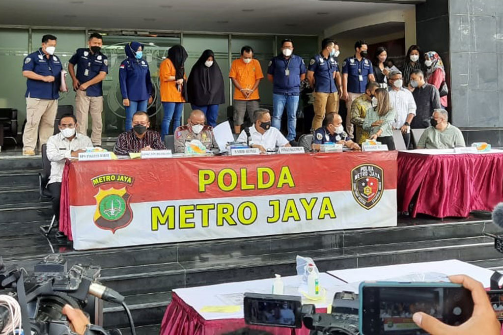 Nirina Zubir yang hadir pada konpers tersebut menyatakan berterima kasih kepada aparat kepolisian yang berhasil mengungkap kasus perampasan aset milik keluarganya. 