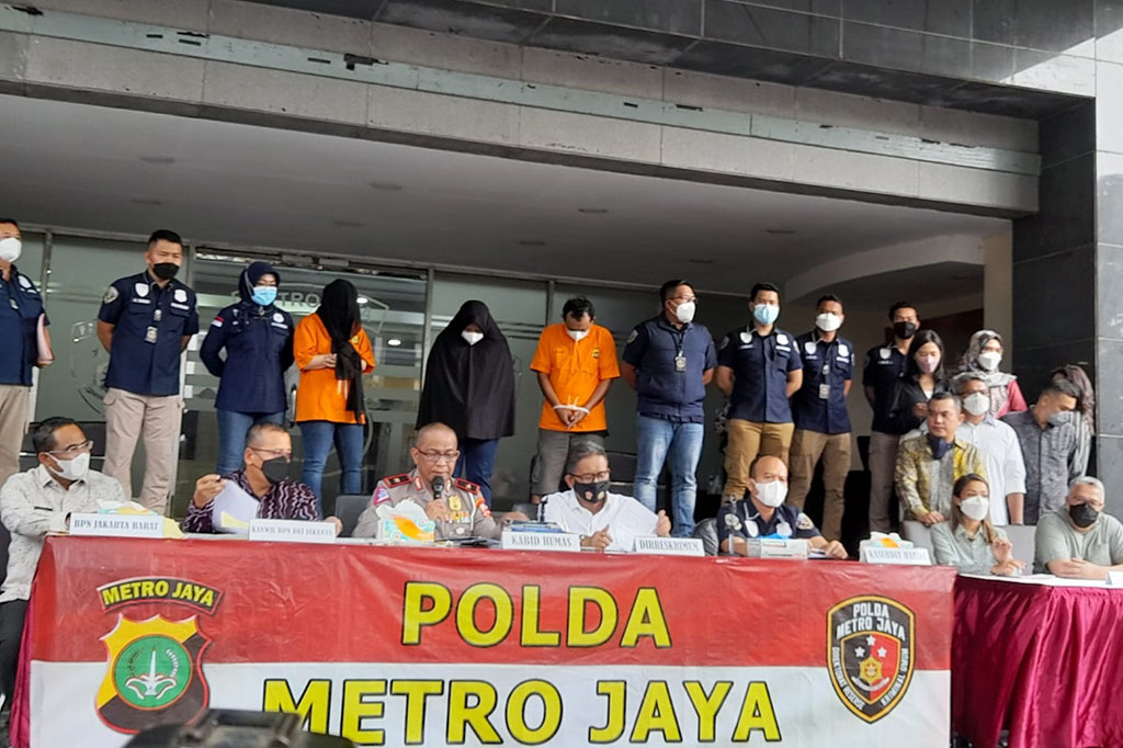 Nirina mengungkapkan, salah satu tersangka yang berinisial RK adalah orang dekat di keluarganya yang bekerja sebagai asisten untuk ibunya yang berusia lanjut.