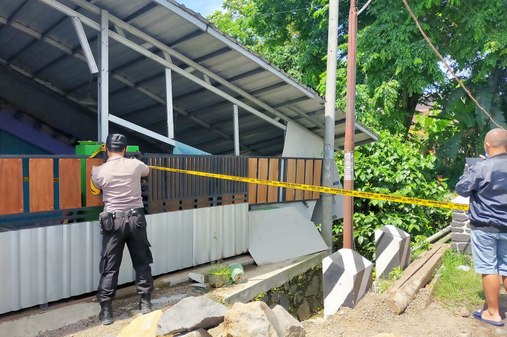 Tidak ada korban jiwa maupun luka dalam musibah tersebut. Beruntung seluruh penghuni rumah yang berjumlah lima orang sempat menyelamatkan diri.