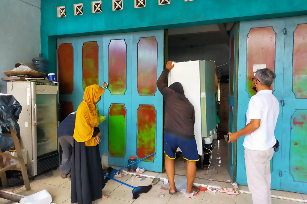 Petugas Polsek Cibeureum, BPBD, dan pemerintahan setempat bergotong-royong memindahkan barang-barang yang bisa diselamatkan.