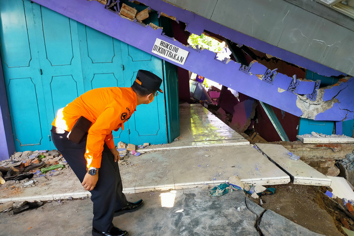 Sebuah rumah di Jalan Baasyir Surya, Kecamatan Cibeureum, Kota Tasikmalaya, ambruk tergerus aliran Sungai Cimulu, Kamis, 18 November 2021.