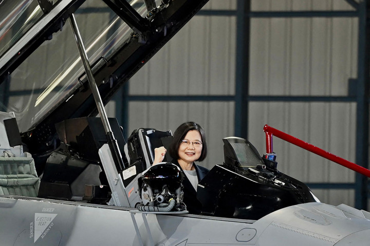 Presiden Taiwan Tsai Ing-wen mengepalkan tangan dari pesawat tempur F-16V selama upacara di Angkatan Udara Chiayi di Taiwan selatan pada Kamis, 18 November 2021.