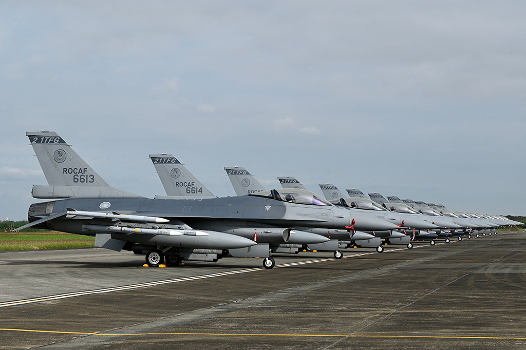 Pemimpin Taiwan Tsai Ing-wen meresmikan skuadron pertama pesawat tempur F-16V di tengah ketegangan dengan Tiongkok yang meningkat.