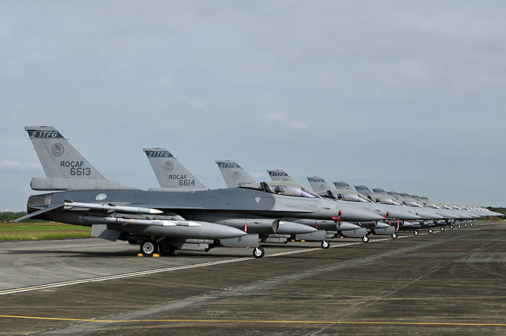 Pemimpin Taiwan Tsai Ing-wen meresmikan skuadron pertama pesawat tempur F-16V di tengah ketegangan dengan Tiongkok yang meningkat.