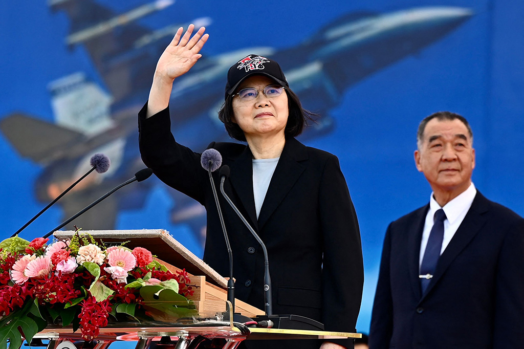 Proyek pembaruan F-16 senilai USD3,96 miliar (Rp55,5 triliun) itu dikerjakan oleh Lockheed Martin Corp dan perusahaan Taiwan, Aerospace Industrial Development Corp (AIDC). Proyek tersebut menjadi contoh terbaru kerja sama militer antara Washington dan Taipei.