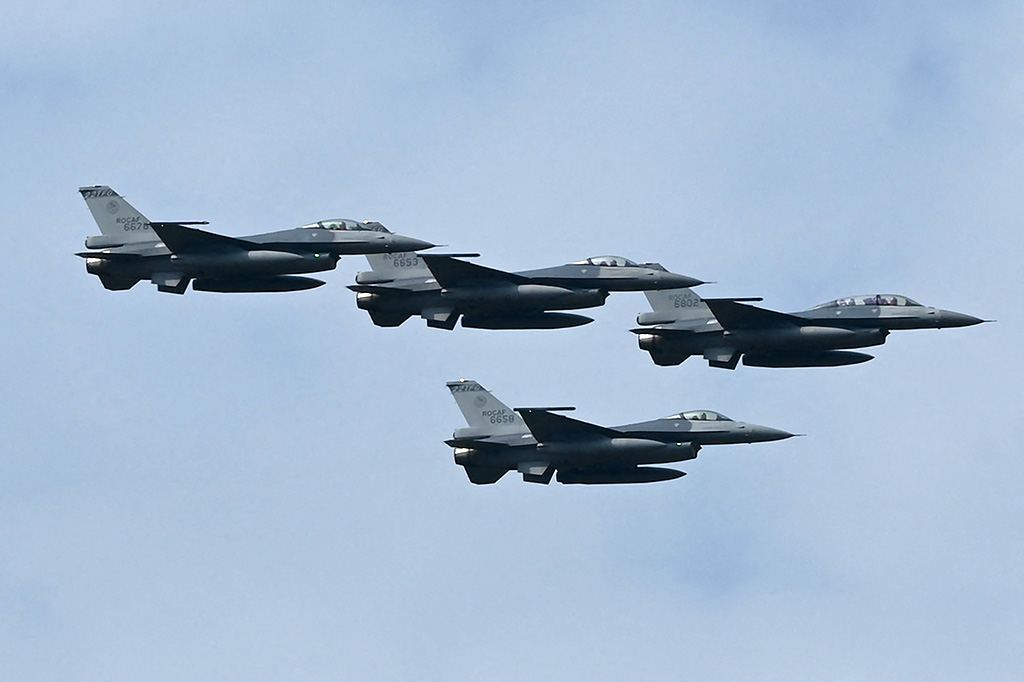Taiwan telah mengubah 141 unit F-16A/B menjadi F-16V, 64 di antaranya telah selesai, dan memesan 66 unit F-16V baru untuk mengimbangi armada udara Tiongkok yang memiliki pesawat siluman J-20. F-16V memiliki sistem elektronik penerbangan, persenjataan, dan radar mutakhir. Pesawat itu mampu membawa rudal udara-ke-udara canggih AIM-9X Sidewinder buatan Raytheon Technologies Corp.