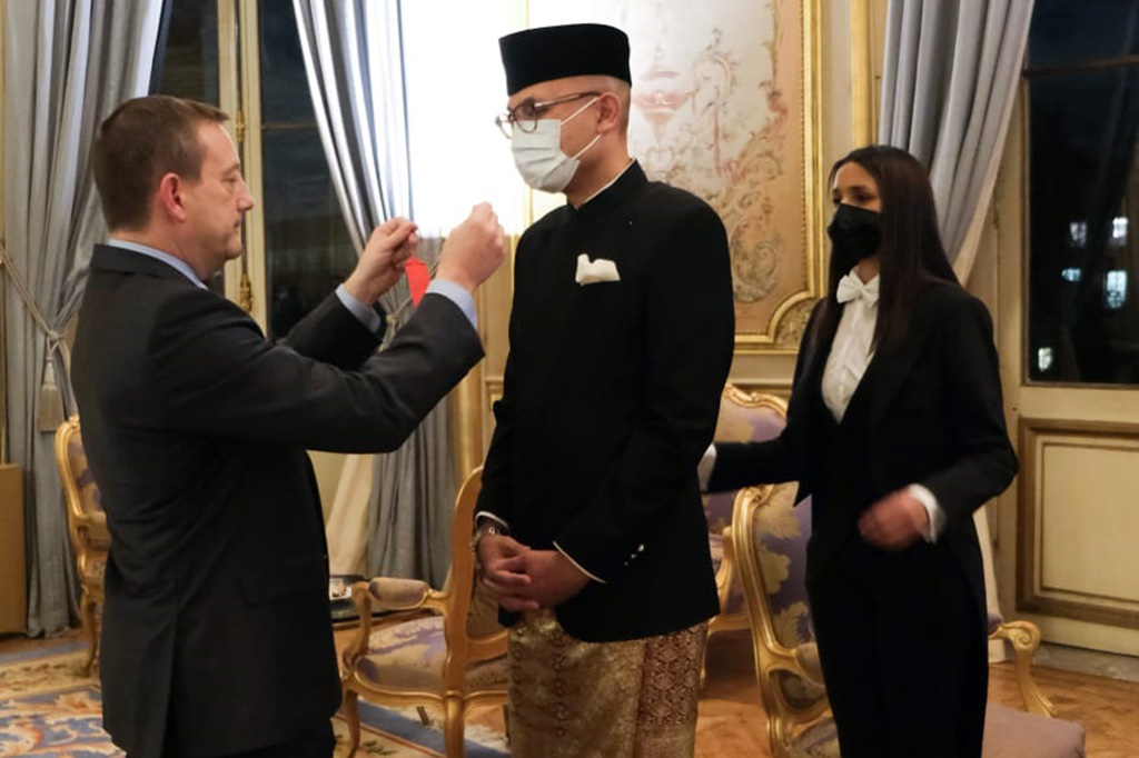 Duta Besar RI untuk Prancis, Monako, Andorra, dan UNESCO, Arrmanatha Nasir, dianugerahi tanda kehormatan tertinggi Pemerintah Prancis, Légion d’Honneur dengan gelar Commandeur de la Légion d’Honneur.
