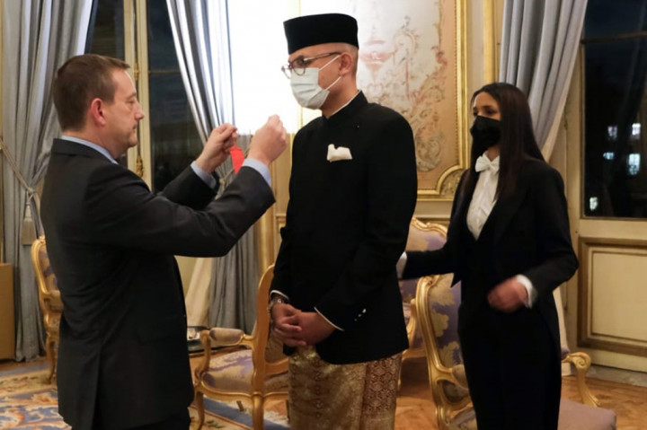 Duta Besar RI untuk Prancis, Monako, Andorra, dan UNESCO, Arrmanatha Nasir, dianugerahi tanda kehormatan tertinggi Pemerintah Prancis, Légion d’Honneur dengan gelar Commandeur de la Légion d’Honneur.