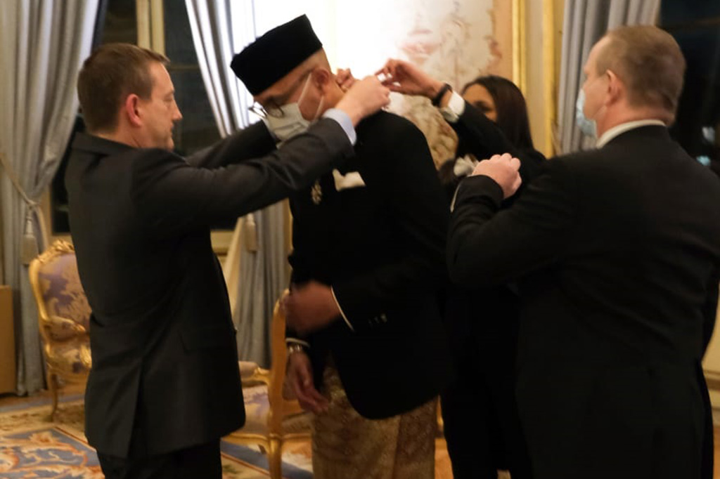 Dubes Arrmanatha Nasir menerima penghargaan atas kontribusi, peran, dan langkahnya dalam memperkuat hubungan bilateral Indonesia-Prancis. 