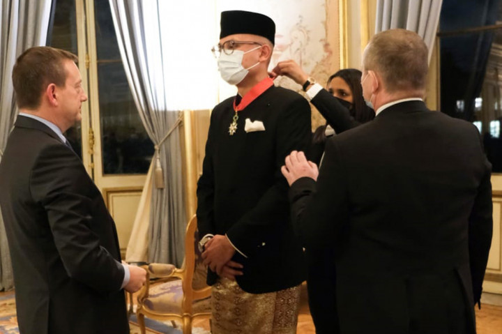 Dikenal sebagai Dubes yang sering bekerja di luar kebiasaan tradisional dalam diplomasi, selama dua setengah tahun di Paris, Arrmanatha Nasir yang akrab disapa Dubes Tata, telah banyak berkontribusi dalam mempererat kerja sama politik, sosial budaya, dan ekonomi Indonesia-Prancis.
