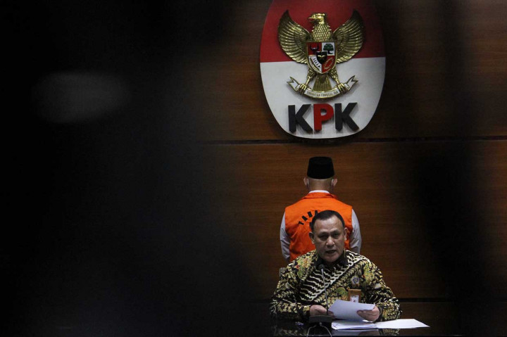 Abdul Wahid di tahan KPK setelah menjalani pemeriksaan karena diduga menerima suap terkait jabatan serta komitmen fee atas sejumlah proyek melalui perantaraan beberapa pihak di Dinas PUPRP KabupatenH ulu Sungai Utara, sejak 2019-2021 mencapai Rp.18,4 Milyar.