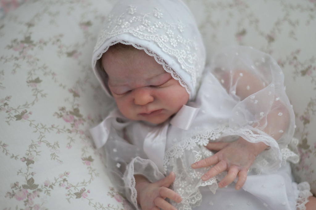 Boneka yang pembuatannya memakan waktu rata-rata 7 hari itu dijual seharga USD 1.300, atau setara Rp18,5 juta.