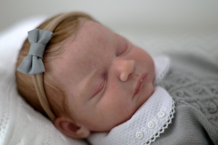 Boneka super realistis yang disebut 'Reborn Babies' ini memiliki tampilan detail yang mirip bayi sungguhan, mulai dari kuku, bulu mata, urat, lipatan, dan bintik-bintik di wajah dan tubuh.