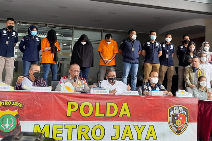 Polda Metro Jaya menggelar jumpa pers terkait kasus dugaan mafia tanah yang mengakibatkan kerugian hingga Rp17 miliar milik keluarga Nirina Zubir, Kamis, 18 November 2021. Polisi menghadirkan tiga tersangka dalam kasus tersebut.