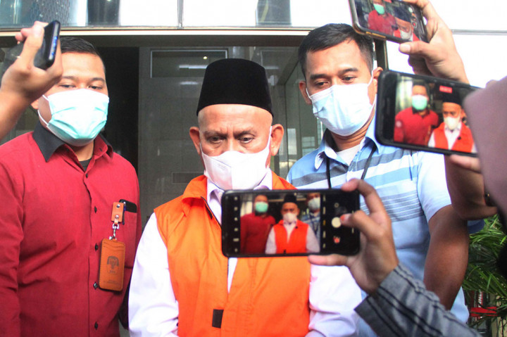 Bupati Hulu Sungai Utara (HSU) Abdul Wahid (AW) langsung ditahan usai ditetapkan sebagai tersangka KPK dalam dugaan kasus suap pengadaan barang dan jasa di Kabupaten Hulu Sungai Utara, Kalimantan Selatan, tahun 2021-2022 dan gratifikasi.