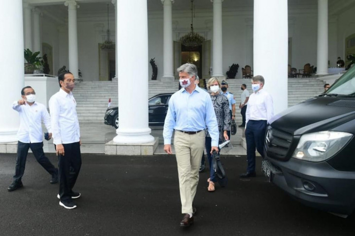 Para dubes yang turut serta dalam peninjauan, sudah bergabung dengan rombongan Presiden sejak dari Istana Bogor. Sebelum berangkat, Presiden Jokowi menyempatkan berbincang bersama para dubes di teras Istana.