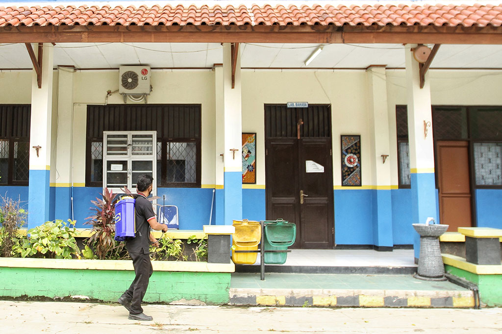 Pemerintah Kota Depok, Jawa Barat menghentikan sementara pembelajaran tatap muka (PTM) terbatas di Kecamatan Pancoran Mas menyusul temuan penyebaran covid-19 sehingga terjadi klaster PTMT. Untuk itu para pelajar kembali menjalani kegiatan belajar mengajar secara online.