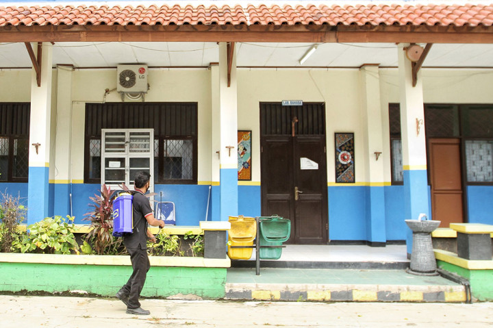 Pemerintah Kota Depok, Jawa Barat menghentikan sementara pembelajaran tatap muka (PTM) terbatas di Kecamatan Pancoran Mas menyusul temuan penyebaran covid-19 sehingga terjadi klaster PTMT. Untuk itu para pelajar kembali menjalani kegiatan belajar mengajar secara online.