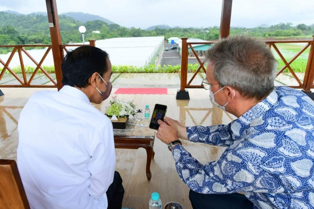 Presiden berharap dengan membangun pusat persemaian seperti di Rumpin, bisa memperbaiki lingkungan dan menangani dampak perubahan iklim di sisi hulu. Presiden menargetkan akan membuat kurang lebih 30 pusat persemaian serupa dalam tiga tahun ke depan.