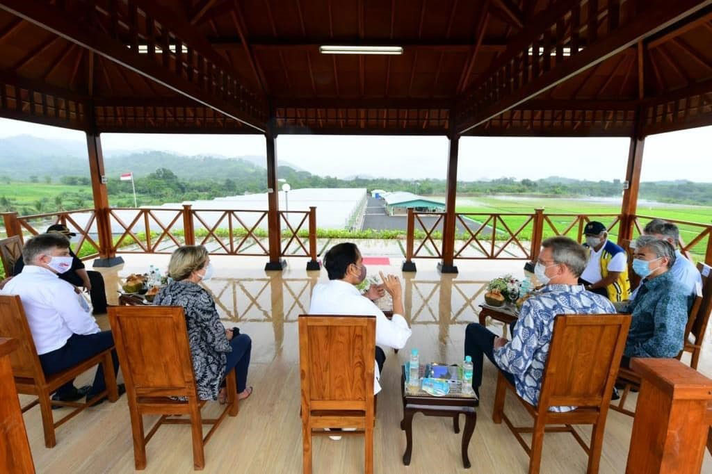 “Kita akan membikin dalam tiga tahun ke depan kurang lebih 30 seperti ini dari pemerintah. Tetapi juga saya akan memaksa mengharuskan semua perusahaan kelapa sawit, perusahaan pertambangan untuk juga menyiapkan nursery-nursery seperti ini sehingga juga akan terjadi perbaikan-perbaikan di lingkungan di mana pertambangan itu ada, di mana kebun sawit itu ada,” tandasnya.