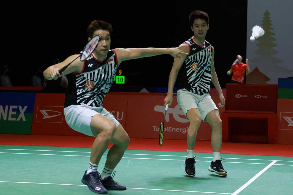 Ganda putra Indonesia Marcus Fernaldi Gideon (kiri) dan Kevin Sanjaya Sukamuljo mengembalikan kok ke rekan senegaranya Pramudya Kusumawardana/Yeremia Erich Yoche Rambitan pada babak perempat final Kejuaraan Indonesia Masters 2021 di Nusa Dua, Bali, Jumat, 19 November 2021.
