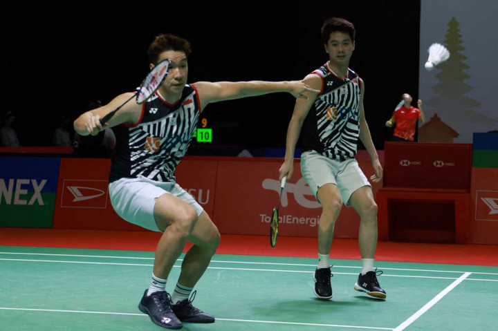 Ganda putra Indonesia Marcus Fernaldi Gideon (kiri) dan Kevin Sanjaya Sukamuljo mengembalikan kok ke rekan senegaranya Pramudya Kusumawardana/Yeremia Erich Yoche Rambitan pada babak perempat final Kejuaraan Indonesia Masters 2021 di Nusa Dua, Bali, Jumat, 19 November 2021.