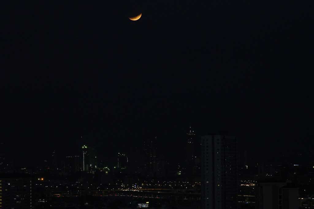 Penampakan gerhana Bulan sebagian di Manila, Filipina. AFP PHOTO/Ted Alibe