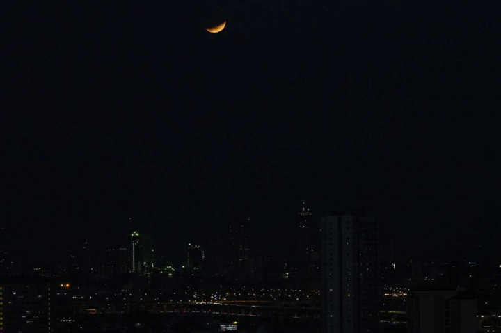 Penampakan gerhana Bulan sebagian di Manila, Filipina. AFP PHOTO/Ted Alibe