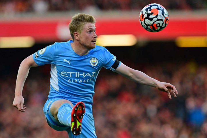 Tes covid De Bruyne bukan satu-satunya pukulan kebugaran bagi juara Liga Premier menjelang kunjungan Everton ke Stadion Etihad. Guardiola mengatakan penyerang City Jack Grealish juga kemungkinan akan absen karena cedera yang memaksanya mundur dari skuad Inggris sebelum kualifikasi Piala Dunia Senin di San Marino.