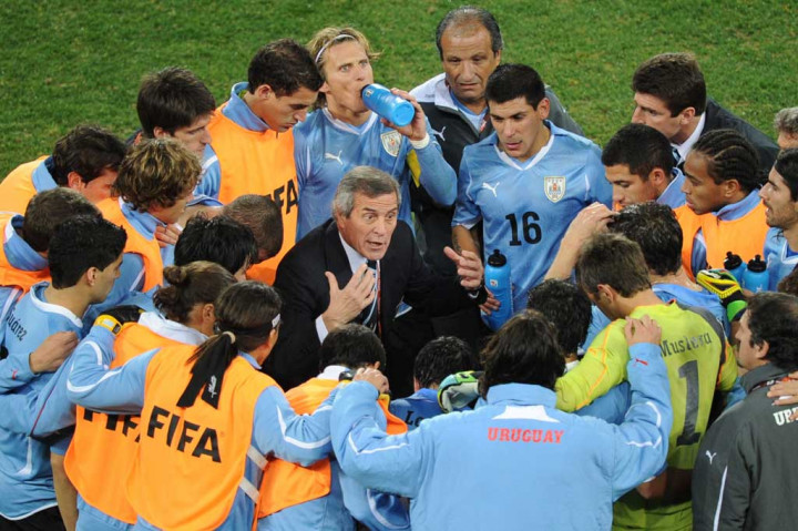 Tabarez yang berusia 74 tahun menjadi manajer timnas untuk periode kedua pada 2006 dan membawa La Celeste ke semifinal Piala Dunia 2010 serta gelar juara Copa America setahun kemudian. Dia sebelumnya melatih Uruguay dari 1988 sampai 1990.