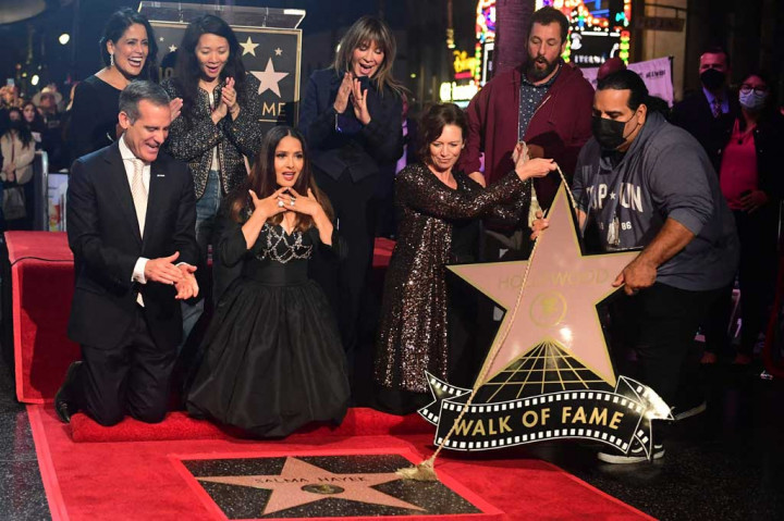 Wali Kota Los Angeles Eric Garcetti, Adam Sandler dan sutradara pemenang Oscar Chloe Zhao bergabung dengan Hayek pada upacara yang digelar di depan box office TCL Chinese Theatre Hollywood IMAX.